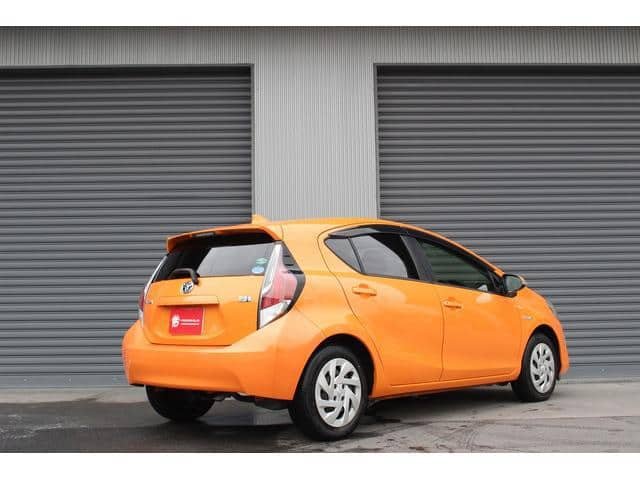 2016 TOYOTA Aqua photo 3