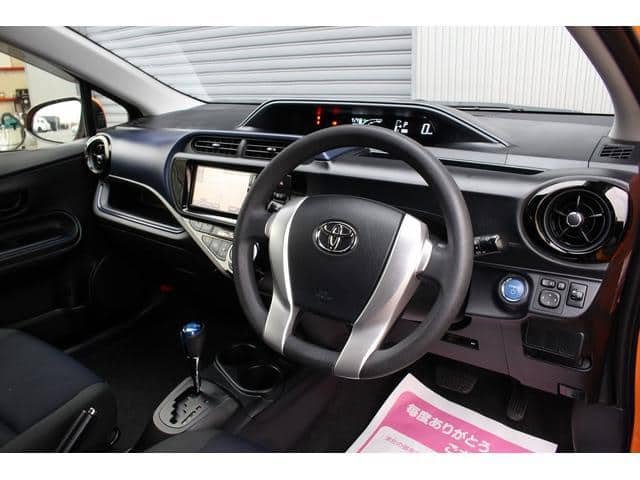 2016 TOYOTA Aqua photo 6