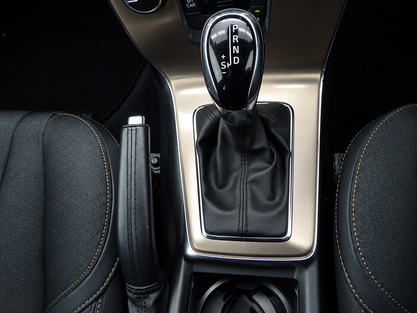 2016 VOLVO V40 photo 11